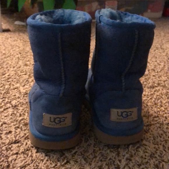 Blue Uggs size 2 but fits like 4 - Picture 3 of 5